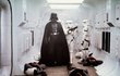 Trvá jen čtyři minuty a&nbsp;34&nbsp;vteřin, než ve&nbsp;filmu Nová naděje vstoupí na&nbsp;scénu Darth Vader. Jen z&nbsp;toho, jak vypadá, mluví, a&nbsp;hlavně dýchá, víme, že s&nbsp;tímhle chlapíkem se nežertuje.