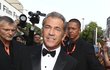 2014: Mel Gibson (59)- Hrdina filmu Statečné srdce české fanoušky spíše ignoroval, i když s úsměvem. Při odletu měl malé problémy, málem spadl ze schůdků