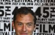 2010: Jude Law (42)- Britský herec zapařil na narozeninové oslavě Jiřího Macháčka (48). Pogratuloval mu písní Johnny be good. Oslavenec se pak šel zchladit do říčky Teplá