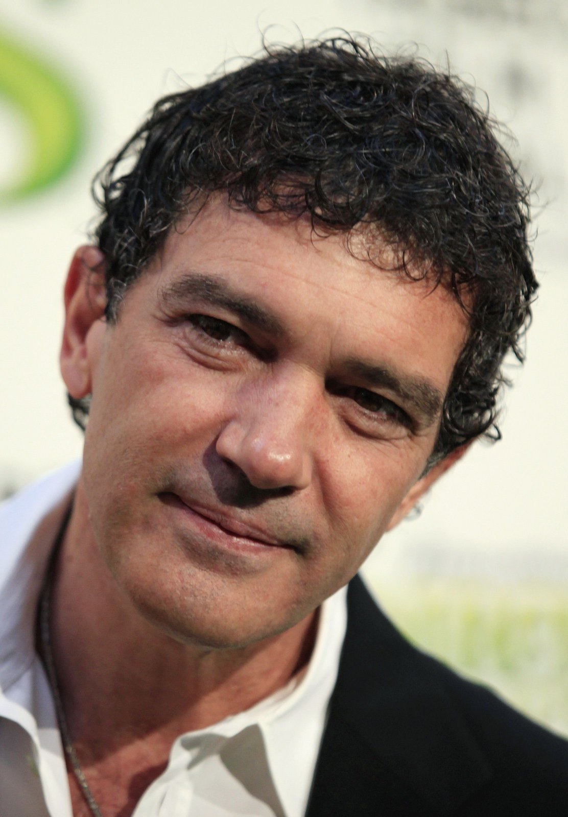 2009: Antonio Banderas (54)- Španělský Don Juan u nás nebyl poprvé, v roce 1992 už v Praze natáčel film. Proto na červeném koberci všechny překvapil párem naučených českých vět.