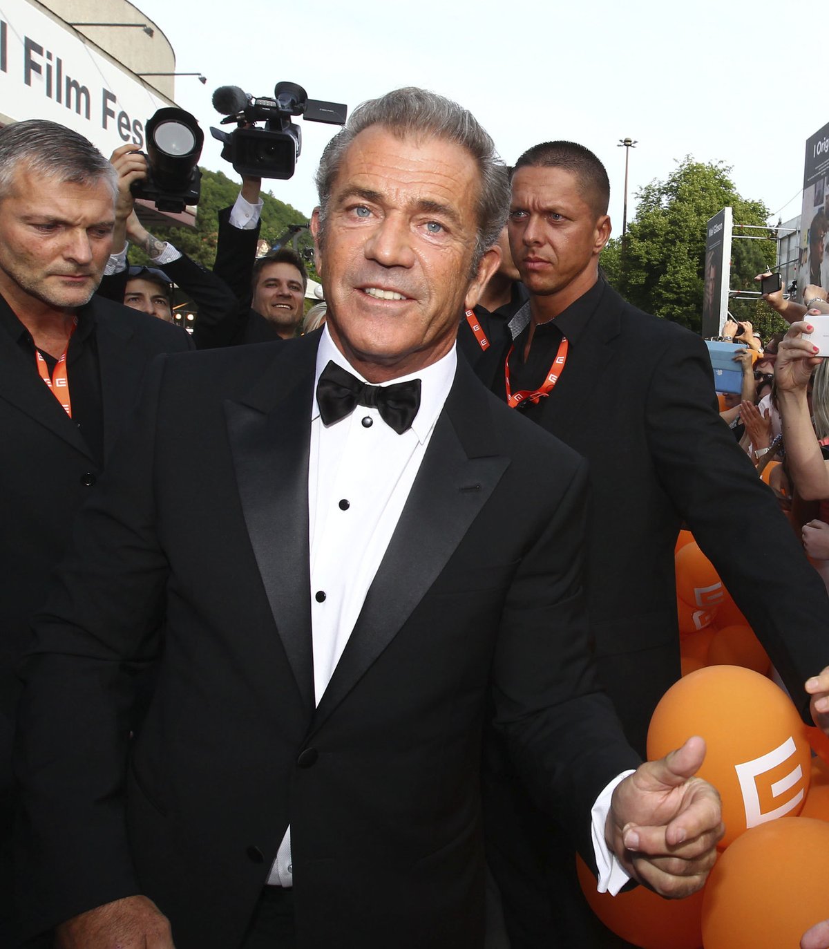 2014: Mel Gibson (59)- Hrdina filmu Statečné srdce české fanoušky spíše ignoroval, i když s úsměvem. Při odletu měl malé problémy, málem spadl ze schůdků