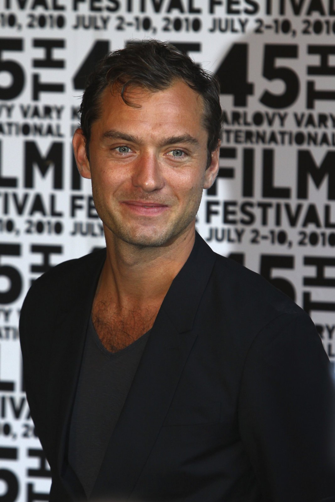 2010: Jude Law (42)- Britský herec zapařil na narozeninové oslavě Jiřího Macháčka (48). Pogratuloval mu písní Johnny be good. Oslavenec se pak šel zchladit do říčky Teplá