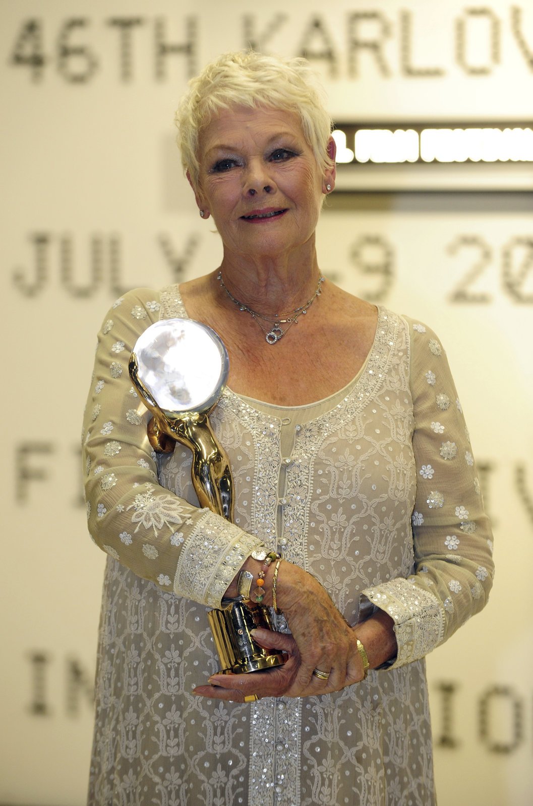 2011: Judi Dench (80)- Paní M. z bondovek si podmanila všechny proslovem: „Ahoj, Jirko, dobrý večer, Karlovy Vary, to je vše, co umím česky. Jsem ráda, že dostanu tuto cenu.“