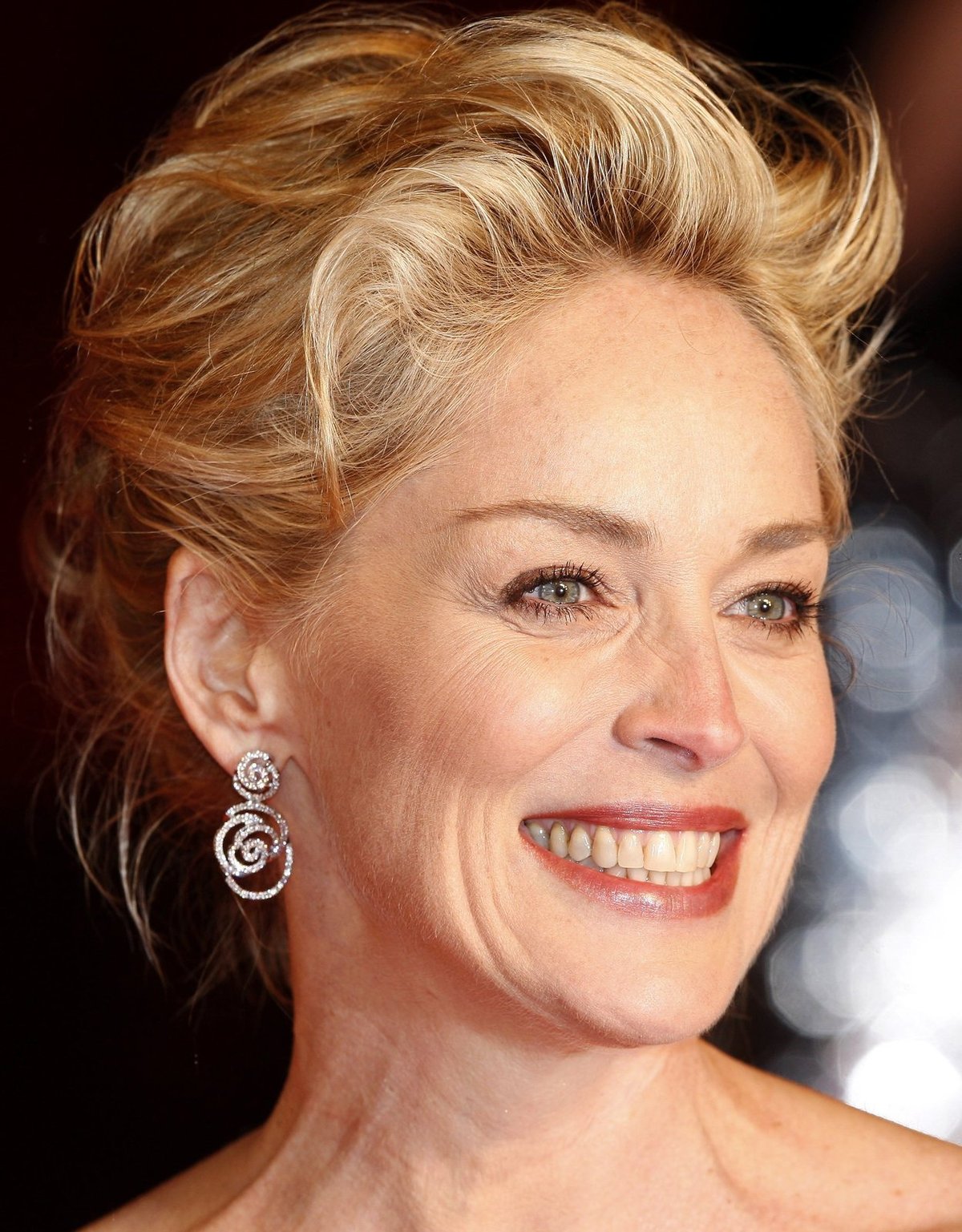 2005: Sharon Stone (57)- Hvězdě filmu Základní Instinkt (1992) vypadlo během tance z odvážné róby ňadro. Vyřešila to přitisknutím se na svého tanečníka, který nebyl proti.