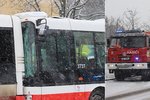 Drsná srážka autobusů si vyžádala šest zraněných.