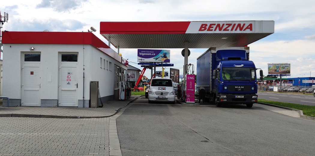 Nabrali jsme pět litrů Vervy Diesel do kanystru v Olomouci