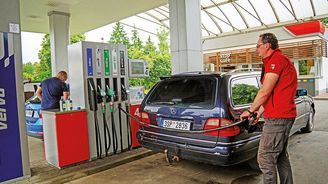 Do starého mercedesu 300 Turbodiesel s motorem OM 606 jsme natankovali 60 litrů hydrogenovaného rostlinného oleje HVO a měřili vliv na kouřivost Do starého mercedesu 300 Turbodiesel s motorem OM 606 jsme natankovali 60 litrů hydrogenovaného rostlinného oleje HVO a měřili vliv na kouřivost