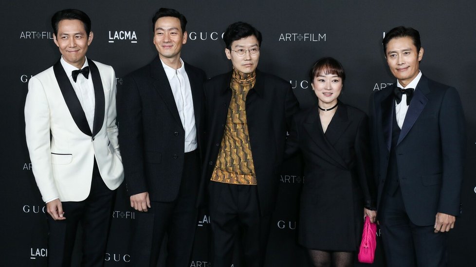 Režisér Hwang Dong-hyuk s hvězdami seriálu Hra na oliheň.