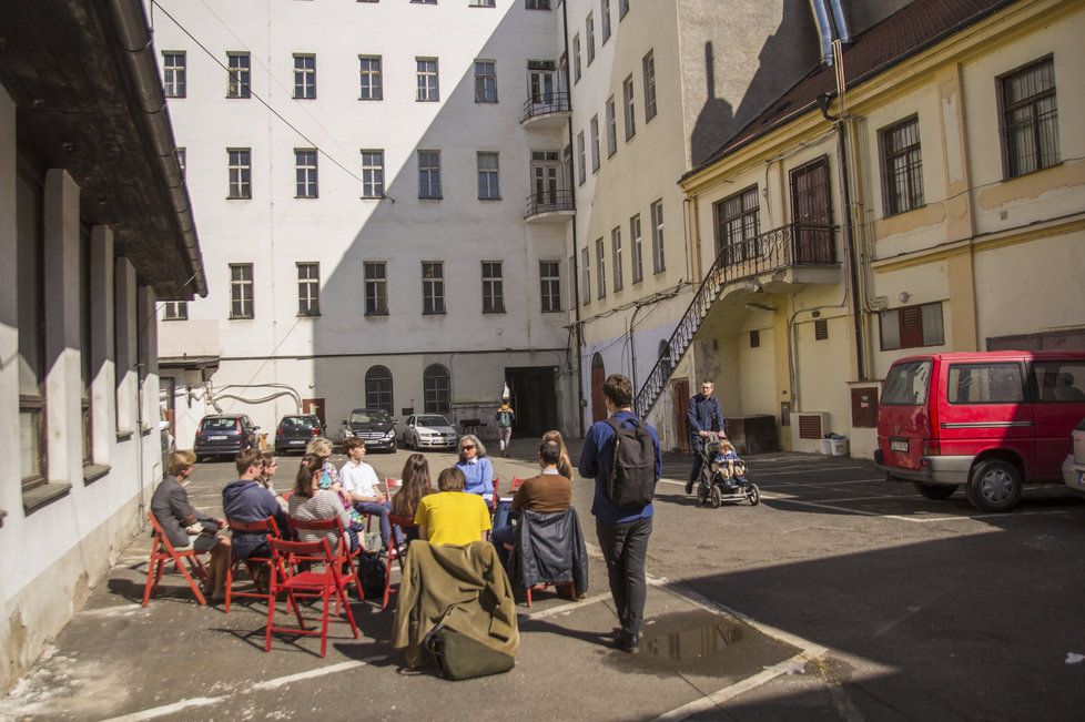 Studenti Filozofické fakulty Univerzity Karlovy připravili pro návštěvníky vnitrobloku v Hybernské bohatý program.