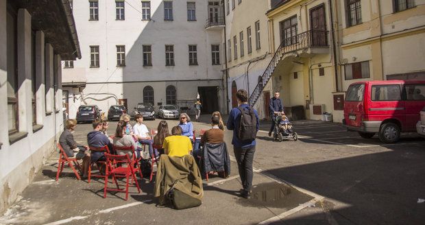 Filozofická fakulta Univerzity Karlovy připravuje pro návštěvníky vnitrobloku v Hybernské bohatý program.