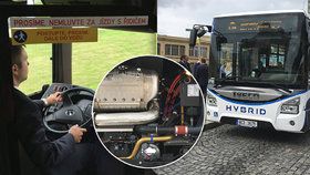 Do ulic Prahy vyjíždí další hybridní autobus, dopravní podnik testuje řešení mezi naftovými vozy a elektrobusy.