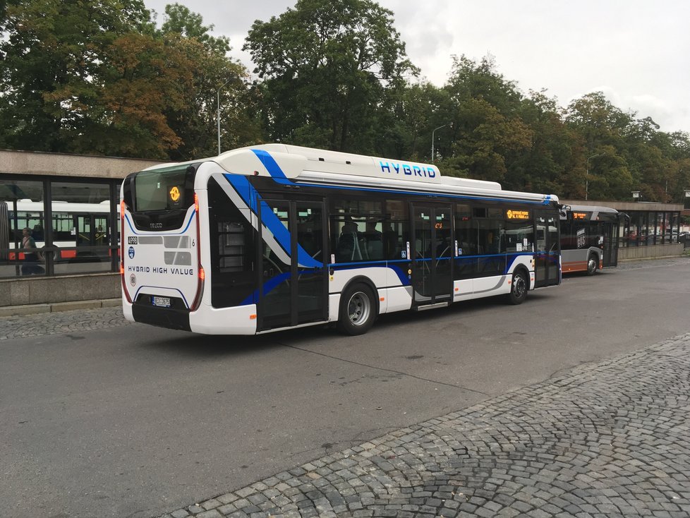 Do ulic Prahy vyjíždí další hybridní autobus, dopravní podnik testuje řešení mezi naftovými vozy a elektrobusy.