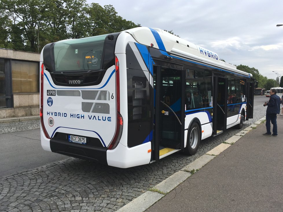 Do ulic Prahy vyjíždí další hybridní autobus, dopravní podnik testuje řešení mezi naftovými vozy a elektrobusy.