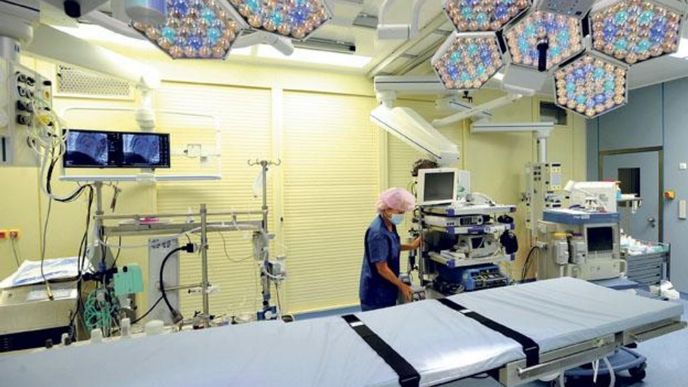 Hybridní IKEM
Nový takzvaný hybridní
operační sál pro pacienty
podstupující srdeční
operace v Kardiocentru
pražského Institutu klinické
a experimentální medicíny
(IKEM) přinese menší
bolestivost, kratší dobu hojení
a také výrazné omezení rizika
infekce a dalších komplikací.
Sál i s vybavením stál
78,9 milionu, z toho přístroje
51,4 milionu.