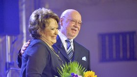 Gratulanti, kteří přišli kapelníkovi Václavu Hybšovi popřát k jubileu.