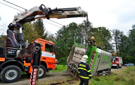 Hydraulická ruka náklaďák vysvobodila.