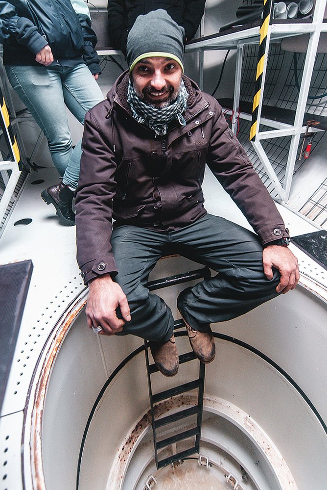 Hydronaut Project: Matyáš sedí na hraně přechodové komory z obytné části. Během ponoru je dolní poklop otevřený a lze tudy skrz vodu Hydronauta opustit