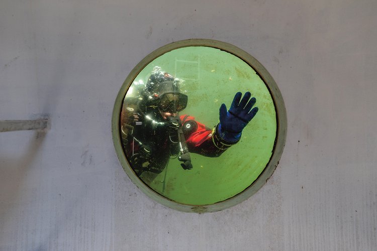 Potápěč se během experimentu v desetimetrové hloubce pod vodou kouká okénkem do Hydronauta
