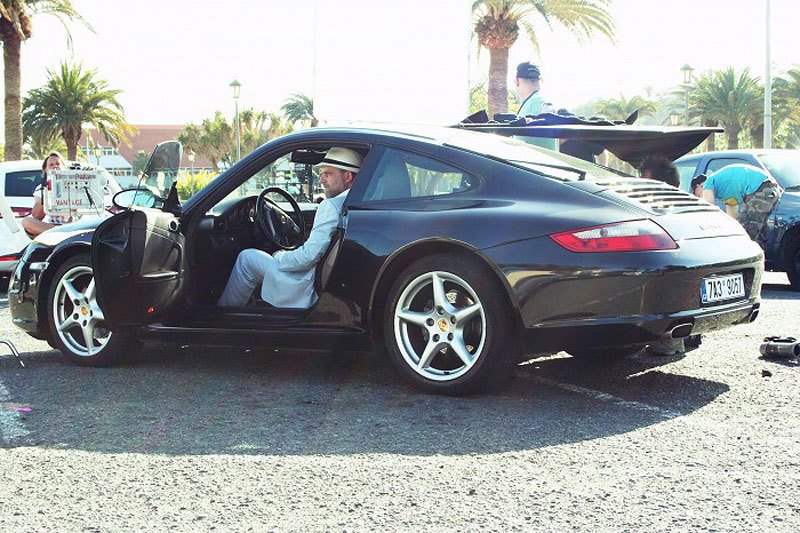 Za volantem Porsche 911 při natáčení fi lmu Gangster Ka Afričan