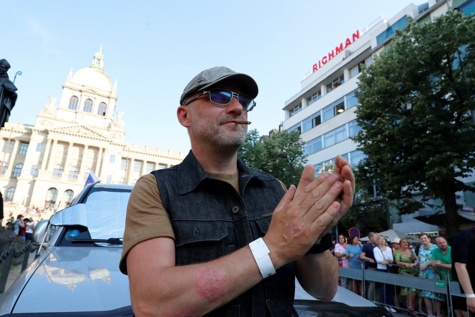 Herec Hynek Čermák během demonstrace proti premiéru Babišovi a ministryni Benešové na Václavském náměstí (4. 6. 2019)