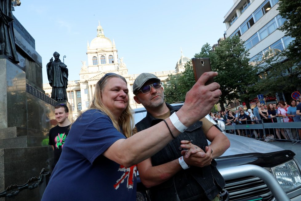 Herec Hynek Čermák s manželkou Tamarou během demonstrace proti premiéru Babišovi a ministryni Benešové na Václavském náměstí (4. 6. 2019)