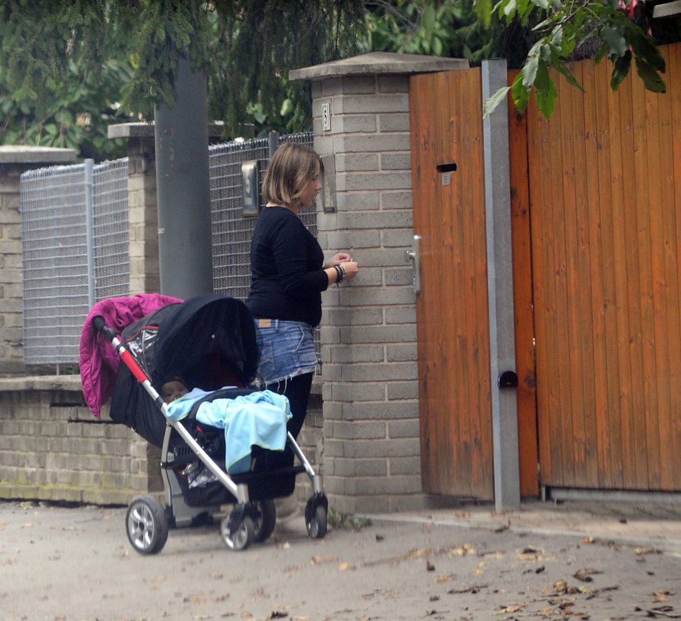 Hynkova kamarádka šla s Jeníčkem do vily, Dřízhal se zapovídal se sousedy na rohu