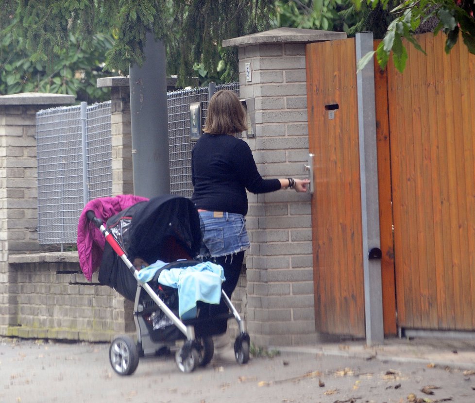 Hynkova kamarádka šla s Jeníčkem do vily, Dřízhal se zapovídal se sousedy na rohu