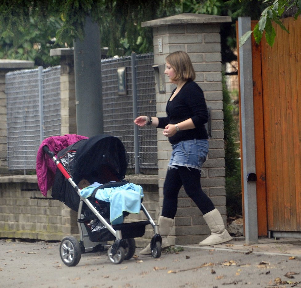 Hynkova kamarádka šla s Jeníčkem do vily, Dřízhal se zapovídal se sousedy na rohu