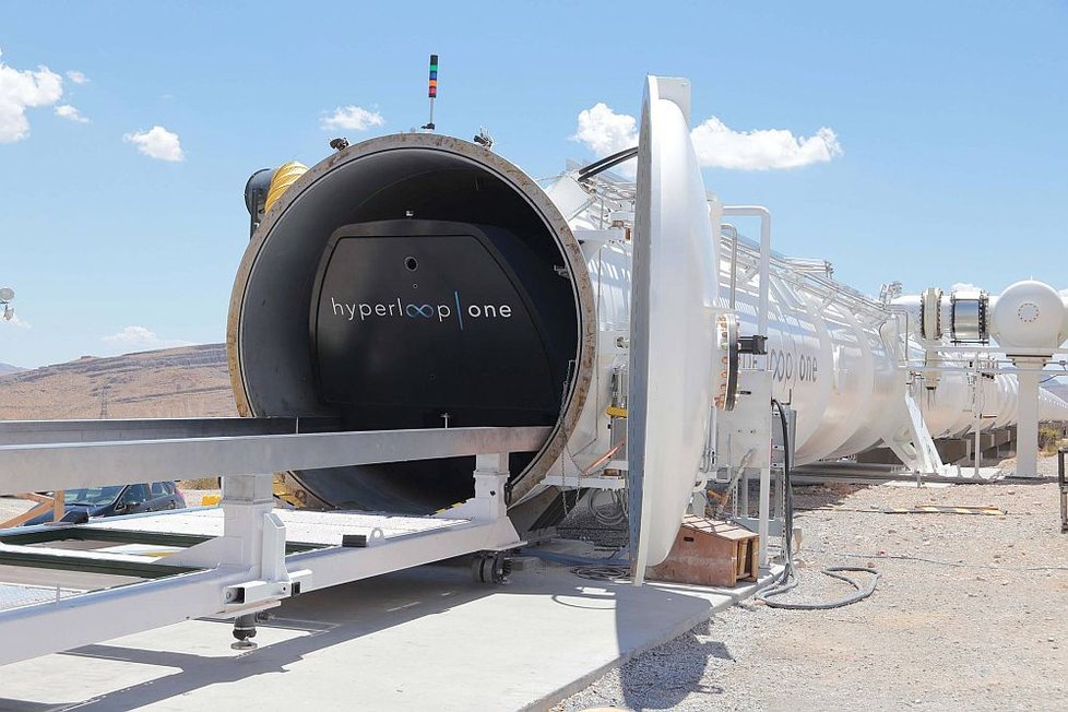 Virgin Hyperloop One a saúdská vláda se domnívají, že přeprava uskutečňovaná prostřednictvím Hyperloopu bude stimulovat hospodářský růst, diverzifikuje místní průmysl, oživí výrobní a technologická odvětví a podpoří tvorbu pracovních míst.