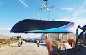 Usazování prvního vozu Hyperloopu do testovacího tunelu na polygonu DevLoop