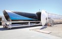 Usazování prvního vozu Hyperloopu do testovacího tunelu na polygonu DevLoop