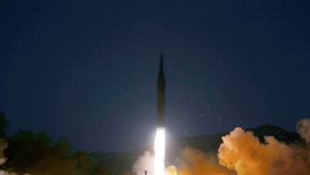 Kim Čong-un dál testuje balistické střely, sankce neřeší (archivní foto).