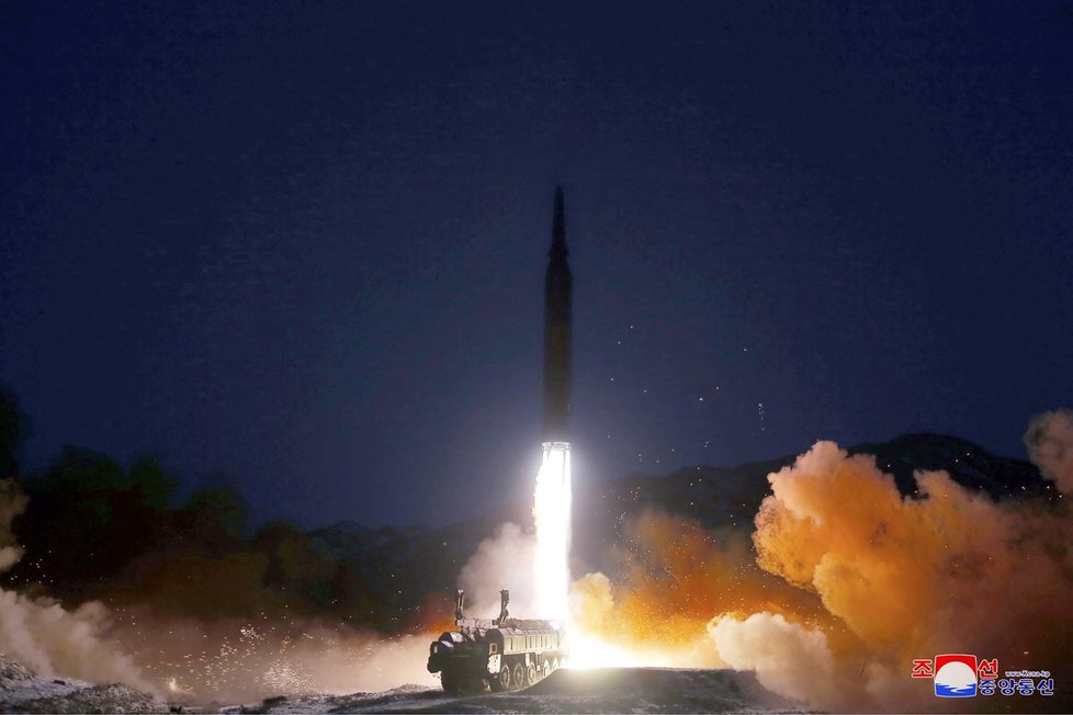Kim Čong-un se zúčastnil zkušebního odpalu hypersonické střely.