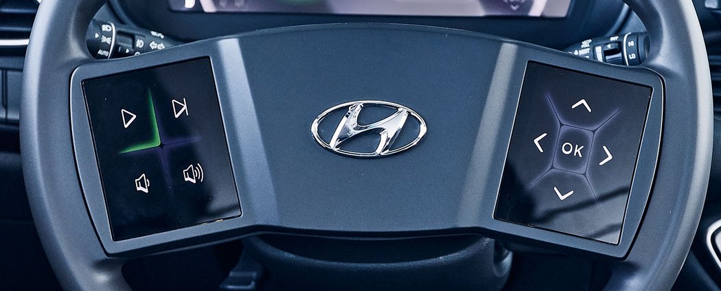 Hyundai umístil dotykové displeje i na volant