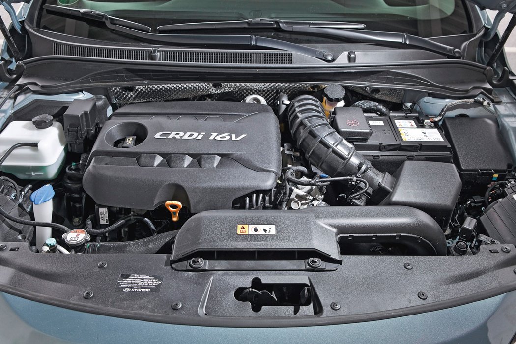 Turbodieselový čtyřválec 1.7 CRDi vyvinuli v Německu, disponuje výkonem 100 kW a točivým momentem 330 N.m