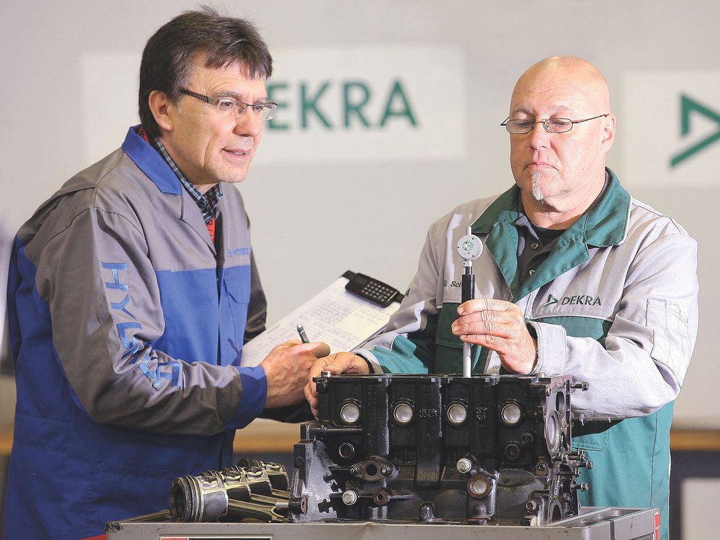 Günther Schiele z Dekry (na fotce vpravo) proměřuje vnitřnosti motoru