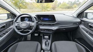 Celočerný interiér hyundaie působí až moc potemněle. Palubní deska je sice umně dělená na jednotlivé segmenty a zajímavé je třeba schování výdechů ventilace do žebrování, ale sráží ji velká plocha tvrdých plastů. Digitální přístroje s 10,25" obrazovkou dostanete jen v nejvyšším provedení Style. Základní zobrazení kulatých ukazatelů je přehledné, mezi nimi se mění různé údaje. Celočerný interiér hyundaie působí až moc potemněle. Palubní deska je sice umně dělená na jednotlivé segmenty a zajímavé je třeba schování výdechů ventilace do žebrování, ale sráží ji velká plocha tvrdých plastů. Digitální přístroje s 10,25" obrazovkou dostanete jen v nejvyšším provedení Style. Základní zobrazení kulatých ukazatelů je přehledné, mezi nimi se mění různé údaje.