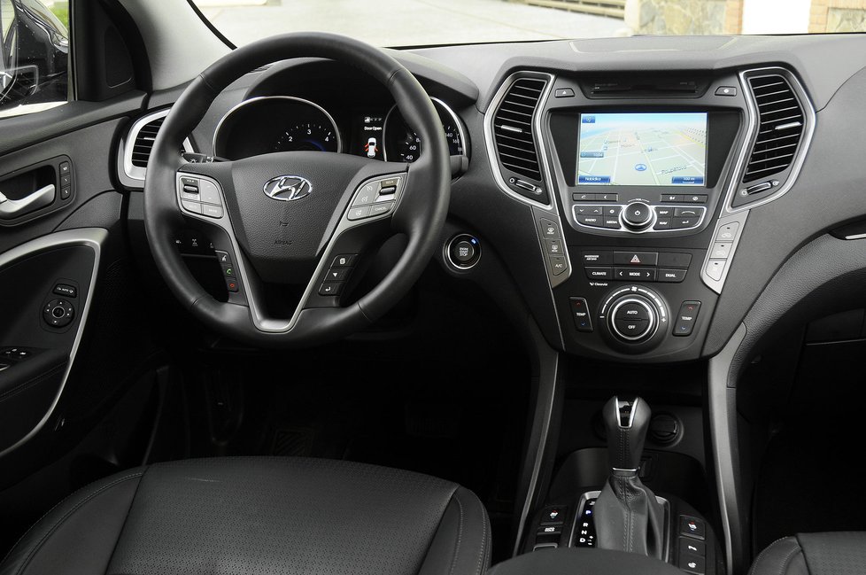 Design posledních modelů Hyundaie má jasné rysy zvenku i zevnitř. Grand Santa Fe není výjimkou.