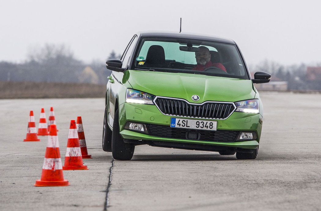 Fabia preferuje pohodlí posádky a měkké nastavení velmi dobře fi ltruje nerovnosti. Platí za to většími náklony karoserie a brzkým zásahem ESP.