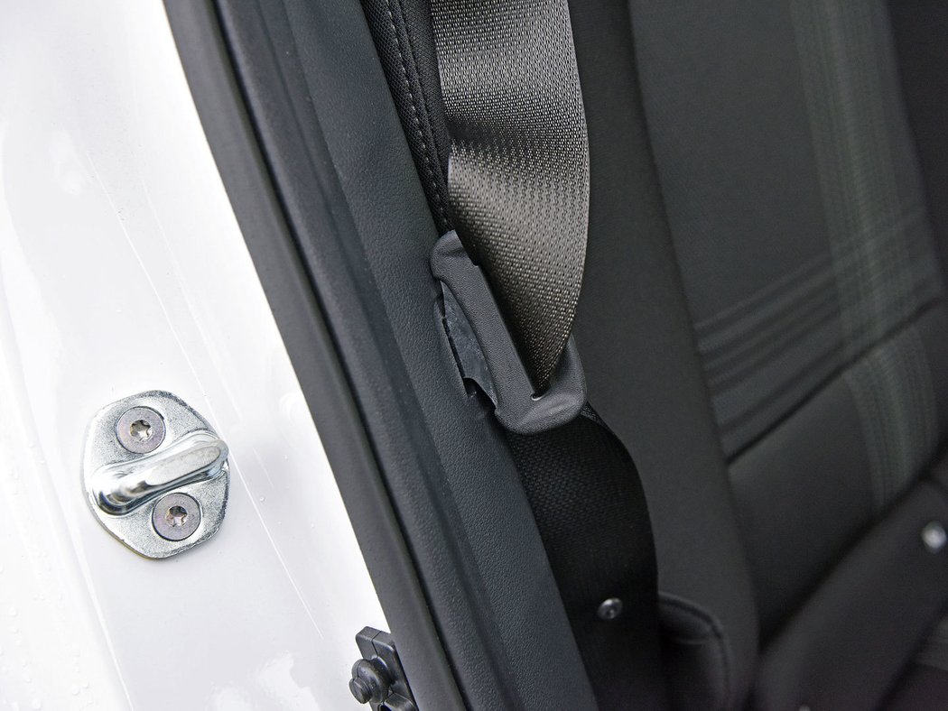 Úchyty na bezpečnostní pásy, ať nepřekážejí při sklopení sedaček.