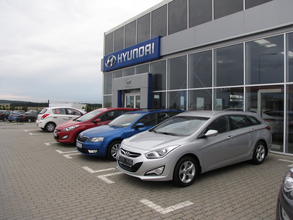 Před autosalonem Hyundai.