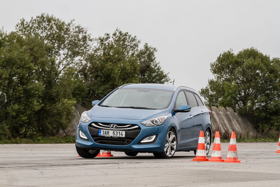 Hyundai používá víceprvkovou zadní nápravu. Je stabilní v přímce i oblouku, dobře fi ltruje nerovnosti, při dynamické jízdě je ale o něco těžkopádnější a na hrbolech znervózní.