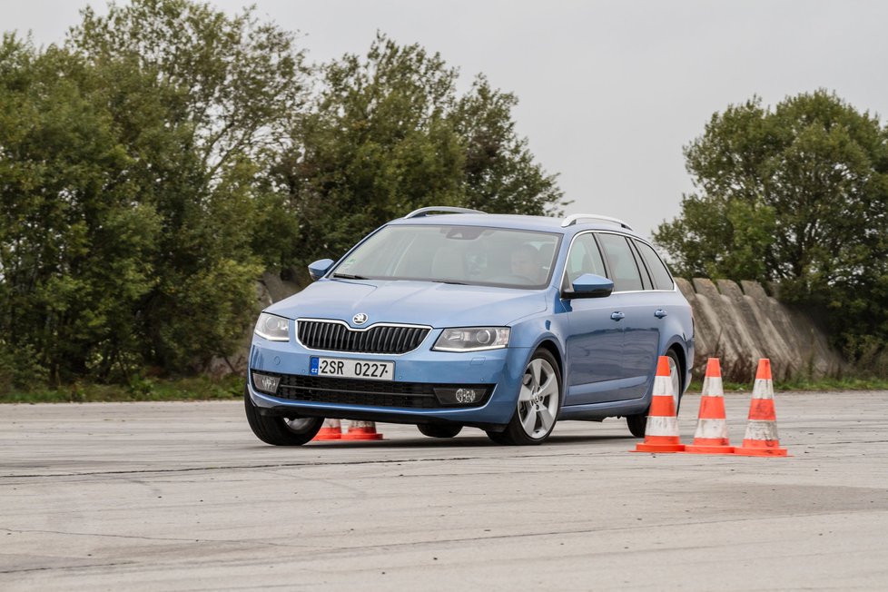 Zadní vlečená náprava verze 1.6 TDI stojí za nevalným komfortem, jinak je na ni spolehnutí. Škodovka působí lehce, zatáčky hltá s radostí a zaujme nesmírně tuhou přední nápravou.