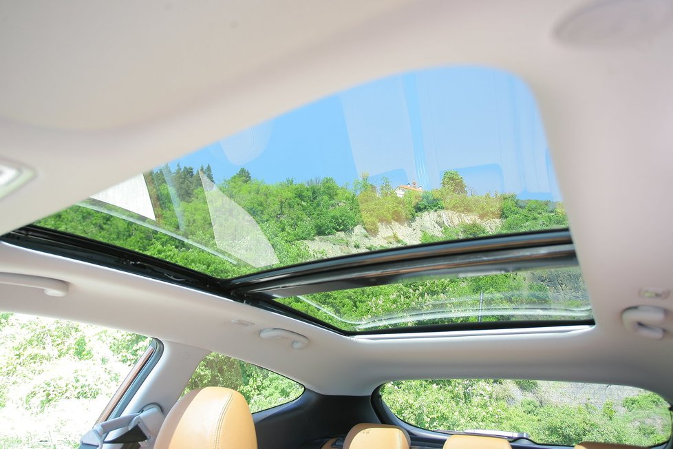 Panoramatické střešní okno prosvětluje interiér, ale snižuje tuhost karoserie. Ve spojení se sedmnáctipalcovými koly pak není tlumení některých nerovností ideální.