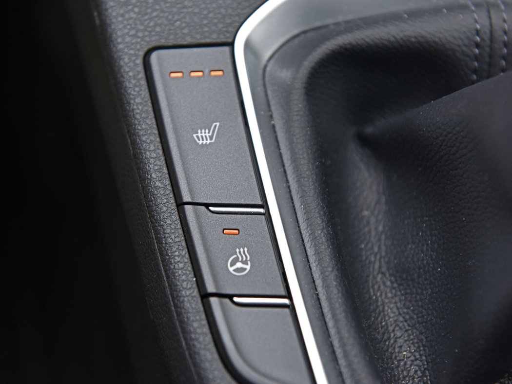 Hyundai i30 má ve standardu verze Smart věci, za které se u německých aut vždy připlácí. Například parkovací kameru a vyhřívaný volant. Když si na něj jednou zvyknete, už nikdy nechcete bez toho jezdit.
