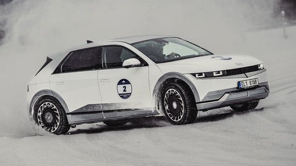 Driftovali jsme s Hyundaiem Ioniq 5 v Rakousku: Baterková smršť na ledu