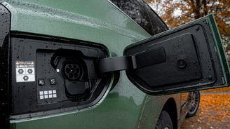 Levné cestování elektromobilem? Týden mě stál, skoro jako bych jezdil s V12 Levné cestování elektromobilem? Týden mě stál, skoro jako bych jezdil s V12