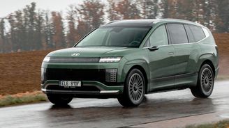 Levné cestování elektromobilem? Týden mě stál, jako bych jezdil s V12 Levné cestování elektromobilem? Týden mě stál, jako bych jezdil s V12