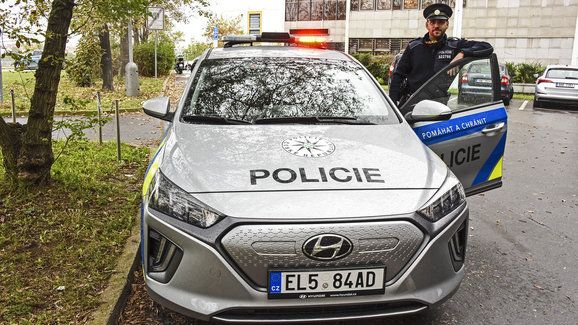 Jak slouží policejní elektromobily: Zločince nestíhají, přesto pomáhají a chrání