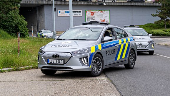 Další elektrické Hyundaie Ioniq míří do policejní služby. Mají zbarvení i majáky